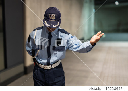警備員　守衛　シニア男性 132386424