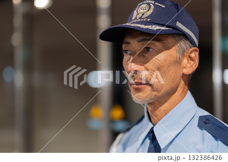 警備員　守衛　シニア男性 132386426