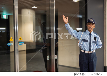 警備員　守衛　シニア男性 132386428
