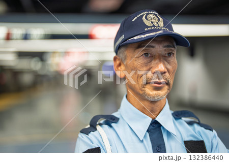 警備員 シニア男性 空港 警備員 シニア男性 空港 132386440