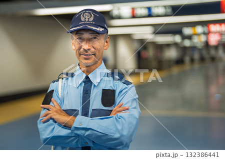 警備員　シニア男性　空港 132386441
