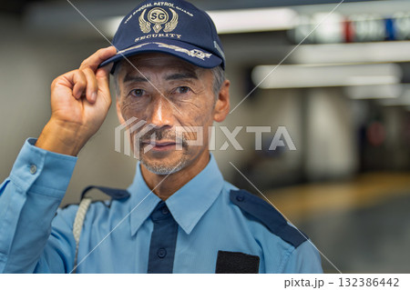 警備員　シニア男性　空港 132386442