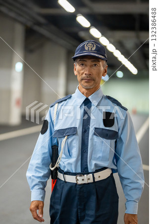 ガードマン　守衛　シニア男性 132386488
