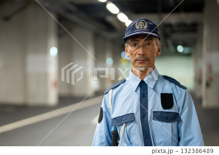 ガードマン 守衛 シニア男性 ガードマン 守衛 シニア男性 132386489