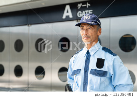 警備員 ガードマン シニア男性 警備員 ガードマン シニア男性 132386491