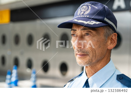 警備員　ガードマン　シニア男性 132386492