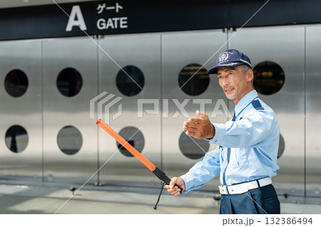 ガードマン　シニア男性　警備員 132386494