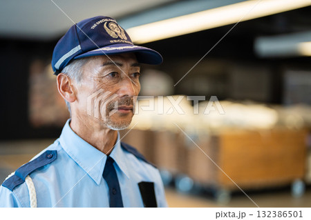 警備員　ガードマン　シニア男性 132386501