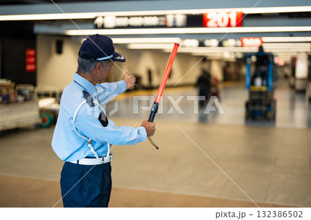 警備員　交通誘導員　シニアの男性 132386502