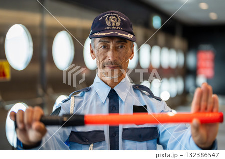 ガードマン　守衛　シニア男性 132386547