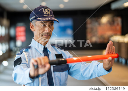 ガードマン　守衛　シニア男性 132386549