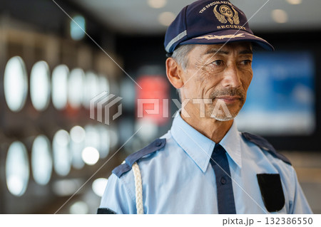 警備員　ガードマン　シニア男性 132386550