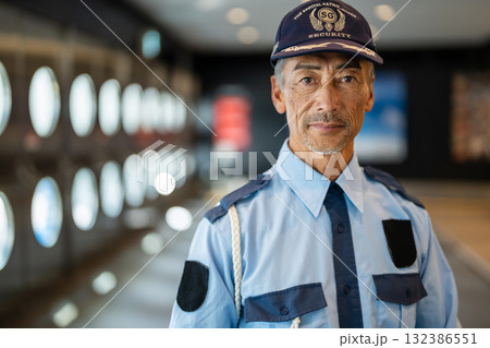 警備員　ガードマン　シニア男性 132386551