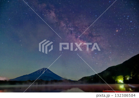精進湖畔から見る富士山と夏の天の川 132386584