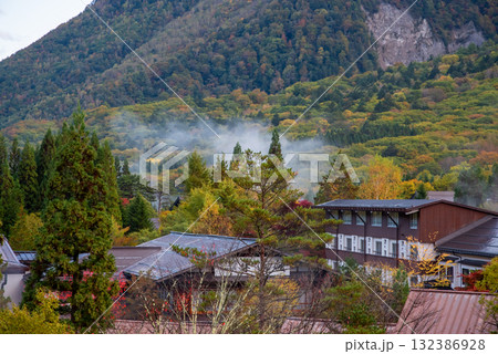 《奥飛騨温泉郷の秋》 湯けむりが立ちのぼる「平湯温泉」  132386928