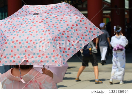 日傘をさして歩く女性 132386994