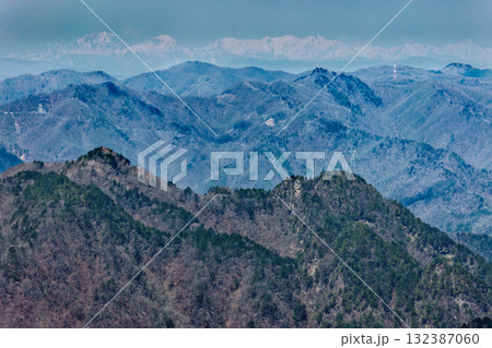 早春の奥秩父・両神山山頂から見る北アルプス・槍穂高連峰 132387060