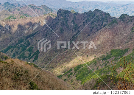 早春の奥秩父・両神山山頂から見る赤岩尾根 早春の奥秩父・両神山山頂から見る赤岩尾根 132387063