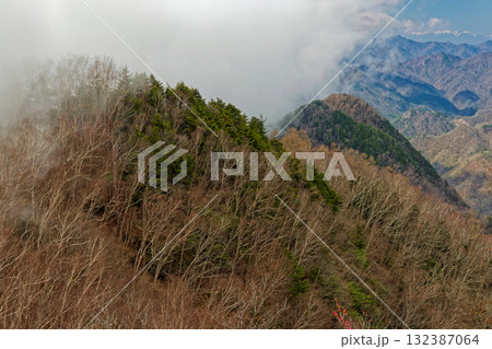 早春の奥秩父・両神山山頂から見る雲湧く稜線 早春の奥秩父・両神山山頂から見る雲湧く稜線 132387064