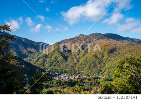 《秋の奥飛騨温泉郷》R158安房峠(旧道)から見下ろす平湯温泉街 《秋の奥飛騨温泉郷》R158安房峠(旧道)から見下ろす平湯温泉街 132387141