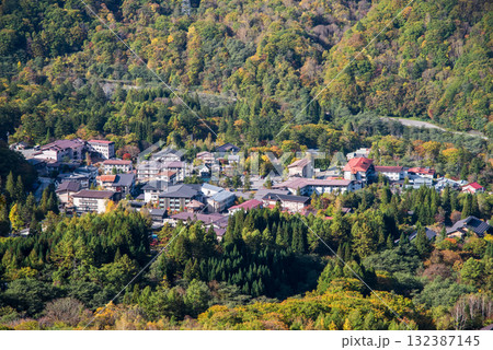 《秋の奥飛騨温泉郷》R158安房峠(旧道)から見下ろす平湯温泉街 132387145