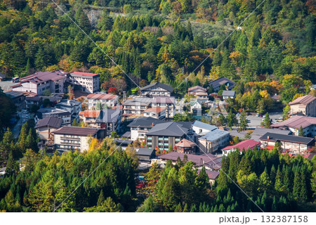 《秋の奥飛騨温泉郷》R158安房峠(旧道)から見下ろす平湯温泉街 132387158