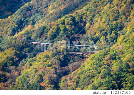 《秋の奥飛騨温泉郷》安房峠から見るR158平湯峠 《秋の奥飛騨温泉郷》安房峠から見るR158平湯峠 132387160