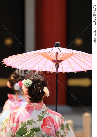 日傘をさして歩く女性 132387175