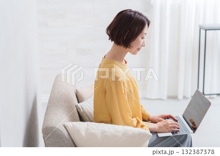 パソコンで仕事する女性 132387378