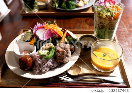 お洒落なビーガンプレート 132387468