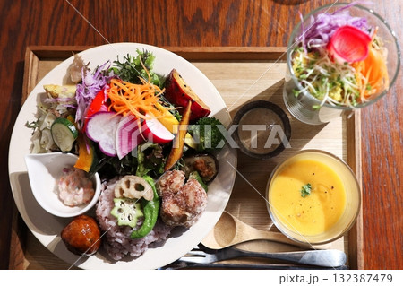 お洒落なビーガンプレート 132387479