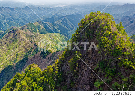 両神山・八丁尾根から見る新緑の山並み 132387610