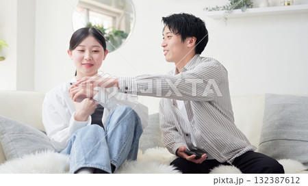 スマホが原因で口論をするアジア人カップル スマホが原因で口論をするアジア人カップル 132387612