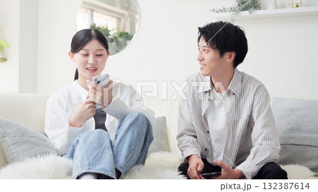 スマホが原因で口論をするアジア人カップル 132387614