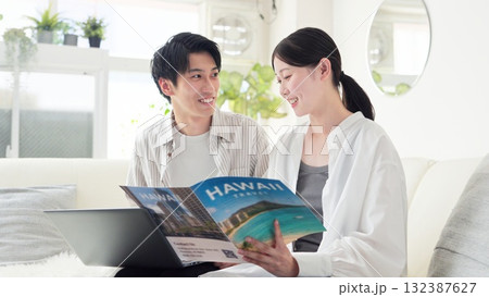 旅行プランを話し合うアジア人カップル 132387627