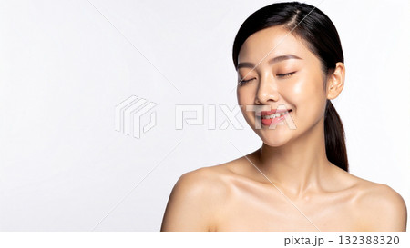 朝の水しぶきに包まれた女性の洗顔が安らぎと再生を感じさせるスキンケアと朝のルーティン 朝の水しぶきに包まれた女性の洗顔が安らぎと再生を感じさせるスキンケアと朝のルーティン 132388320