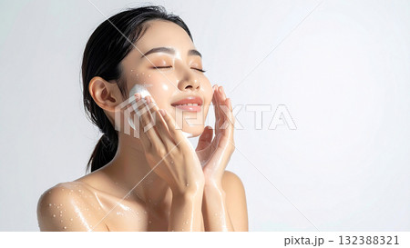 朝の水しぶきに包まれた女性の洗顔が安らぎと再生を感じさせるスキンケアと朝のルーティン 朝の水しぶきに包まれた女性の洗顔が安らぎと再生を感じさせるスキンケアと朝のルーティン 132388321