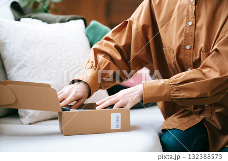 インターネット通販を利用する女性 132388573