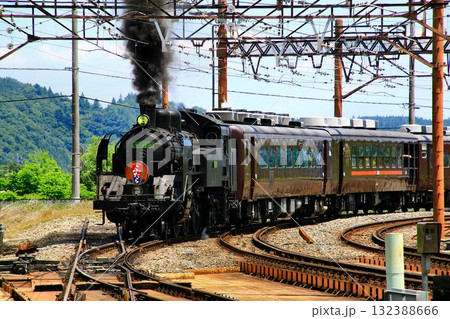 初夏・新緑の日光へ… 登り勾配を駆け上がり東武日光駅に到着した『SL大樹ふたら』 132388666