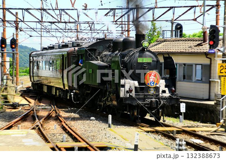 初夏・新緑の日光へ… 登り勾配を駆け上がり東武日光駅に到着した『SL大樹ふたら』 132388673