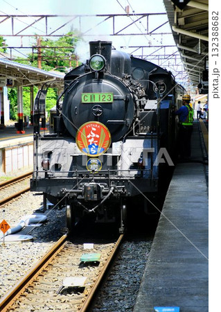 初夏の日光へようこそ… 登り勾配を駆け上がり東武日光駅に到着した『SL大樹ふたら』 初夏の日光へようこそ… 登り勾配を駆け上がり東武日光駅に到着した『SL大樹ふたら』 132388682