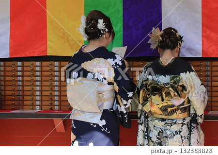 おみくじを引く和服の観光客　レンタル着物　レンタル振袖 132388828