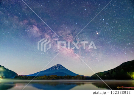 精進湖畔から見る富士山と夏の天の川 精進湖畔から見る富士山と夏の天の川 132388912