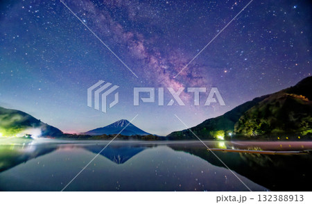 精進湖畔から見る富士山と夏の天の川 精進湖畔から見る富士山と夏の天の川 132388913