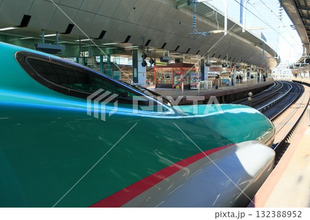 新幹線はやぶさの先頭車両 東京駅を出発する東北新幹線はやぶさ 新幹線はやぶさの先頭車両 東京駅を出発する東北新幹線はやぶさ 132388952