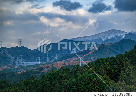変電所の見える山 132389090