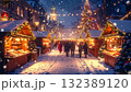 アニメ風、クリスマスマーケット、光る屋台、飾り付けられた街 132389120