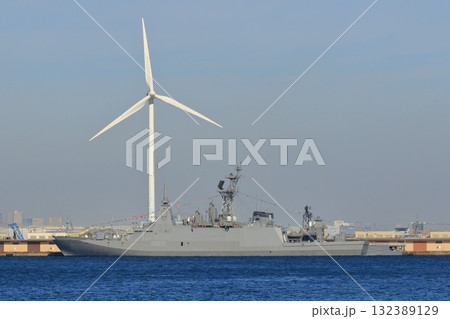停泊する護衛艦　護衛艦と風車 132389129