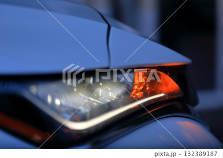 車のヘッドライト 132389187