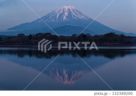 精進湖畔から見る残照の富士山 132389200